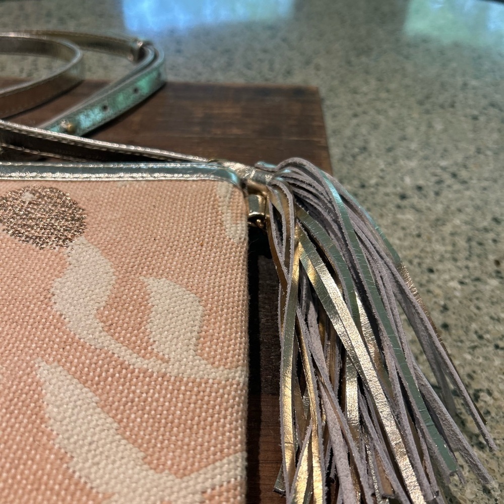 RARE- WKND-WYFR Elegant Beige Floral Clutch/Crossbody - Picture 2 of 6